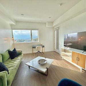 One-Bedroom Apartment Balcony City View